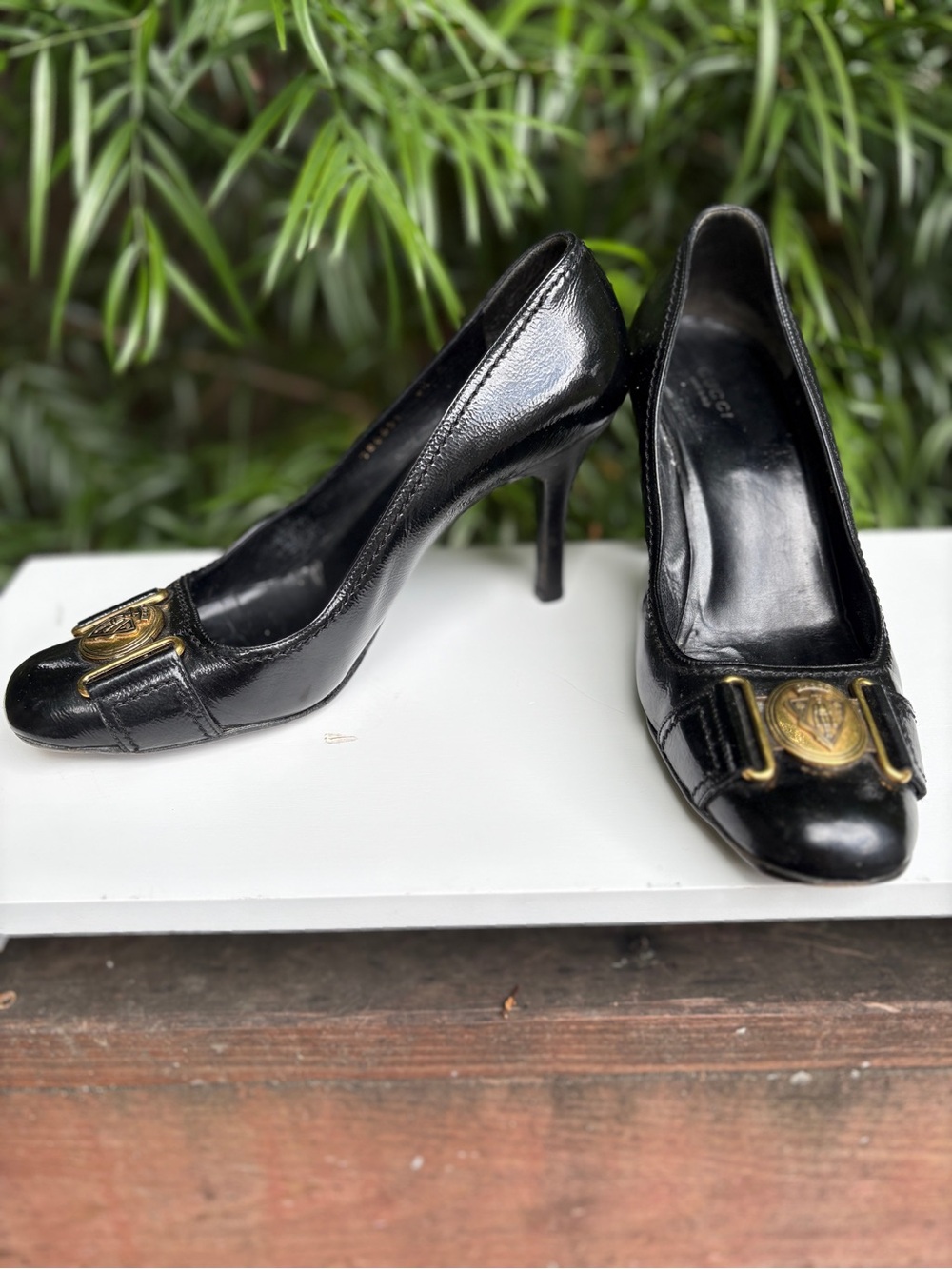 Gucci Hysteria Black Patent Leather Gold Crest Pumps 8.5B